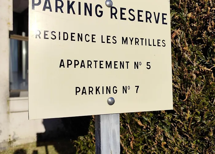 Au Coeur De Avec Balcon Et Parking - Fr-1-814-98 Super Besse